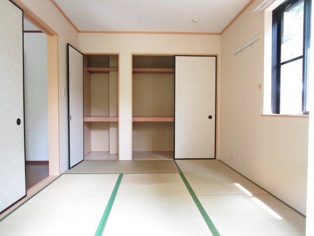 アトリオヴィラ参番館の和室|東南角部屋で明るく風通しが良い和室には壁一面の収納