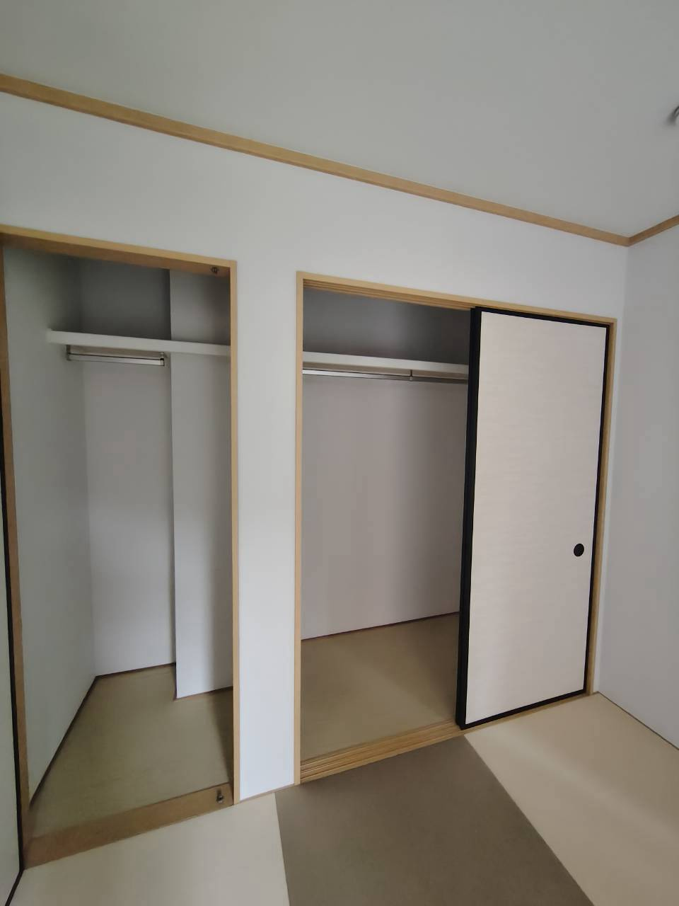 アトリオヴィラ参番館の和室|東南角部屋で明るく風通しが良い和室には壁一面の収納