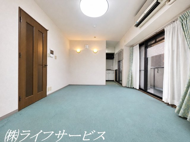 【居間・リビング】 | パラシオ塚本Ⅰ | ＬＤＫ広々約２３帖／東南向きのリビングルームは陽当り良好！（一部AIで家具消しをしています）