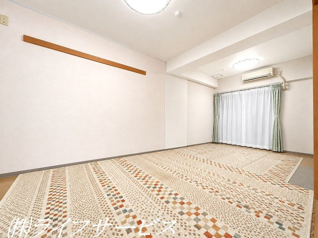 【居間・リビング】 | パラシオ塚本Ⅰ | ＬＤＫ広々約２３帖／東南向きのリビングルームは陽当り良好！（一部AIで家具消しをしています）