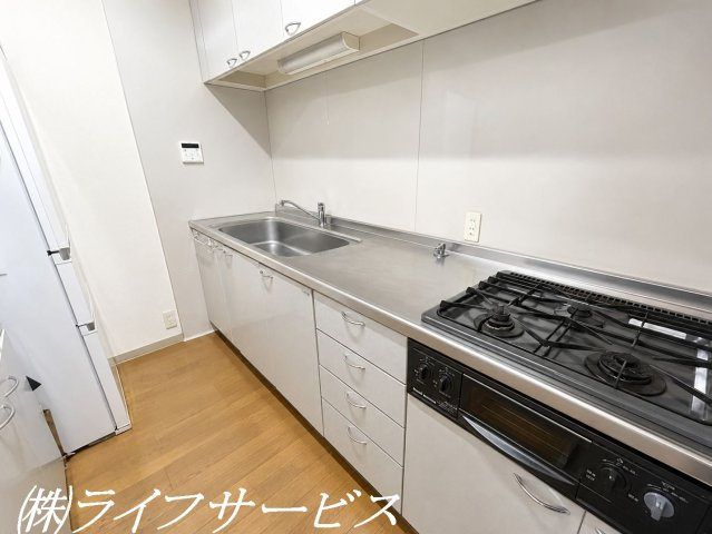 【キッチン】 | パラシオ塚本Ⅰ | システムキッチン／３口ガスコンロでお料理楽々！カップボードあり！（一部AIで家具消しをしています）