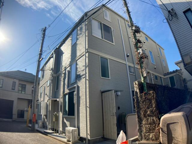 府中市清水が丘１丁目のアパートのエントランス