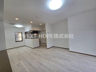 【居間・リビング】 | 尼崎市上ノ島町１丁目中古戸建 | LDKはゆとりの16.5帖です♪休日もご家族がゆっくり寛げる癒しの空間です！！令和８年５月室内リフォーム済み！お待たせ無しで即ご入居していただけます！！素敵な室内をぜひ現地でご確認ください！！