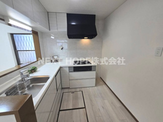 【キッチン】 | 尼崎市上ノ島町１丁目中古戸建 | 新品の作業効率のはかどるL字型システムキッチンです♪食器洗い乾燥機付きで食後の後片付けはお任せですね！！キッチン足元には床下収納がございます！
