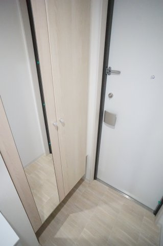 船橋市前原西２丁目の賃貸マンションの玄関|シューズボックスあり（ミラー付き）