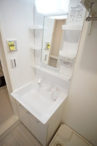 船橋市前原西２丁目の賃貸マンションの洗面所|洗面脱衣所　洗濯機置場の上部にも棚があり便利です