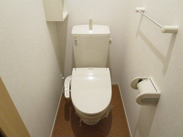 スイート　レイのトイレ|落ち着いた色調のトイレです