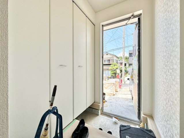 クレイドルガーデン　東海市加木屋町第37 の玄関|一棟一棟、丁寧な手仕事で。着実に進む工事の様子から品質の高さが伝わります									
									