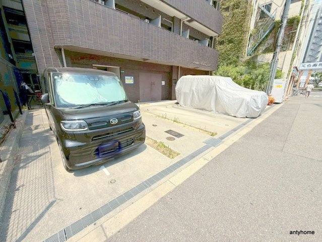 プレサンス難波フィネスト　仲介手数料無料の駐車場