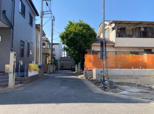 草加市弁天2丁目 新築分譲住宅 の前面道路含む現地写真