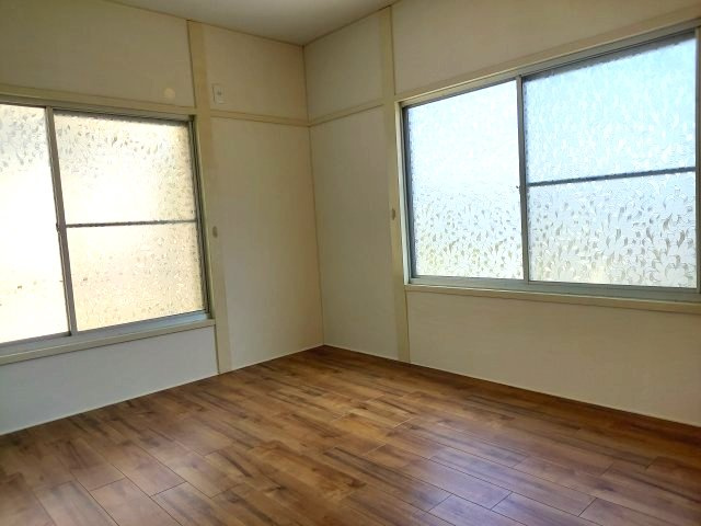 宝塚市花屋敷荘園2丁目一戸建の洋室|2階南側洋室約6帖