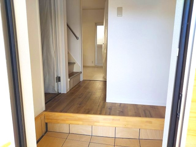 宝塚市花屋敷荘園2丁目一戸建の玄関