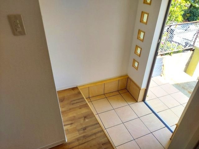 宝塚市花屋敷荘園2丁目一戸建の玄関