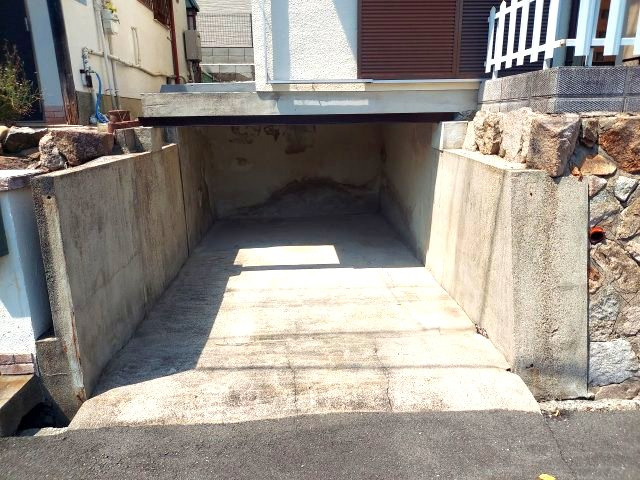 宝塚市花屋敷荘園2丁目一戸建の駐車場