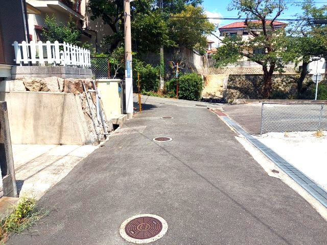 宝塚市花屋敷荘園2丁目一戸建の前面道路含む現地写真