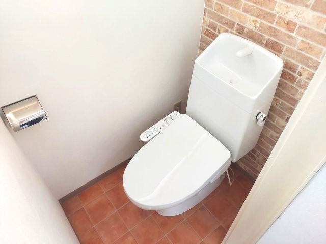 宝塚市花屋敷荘園2丁目一戸建のトイレ|温水洗浄便座付き