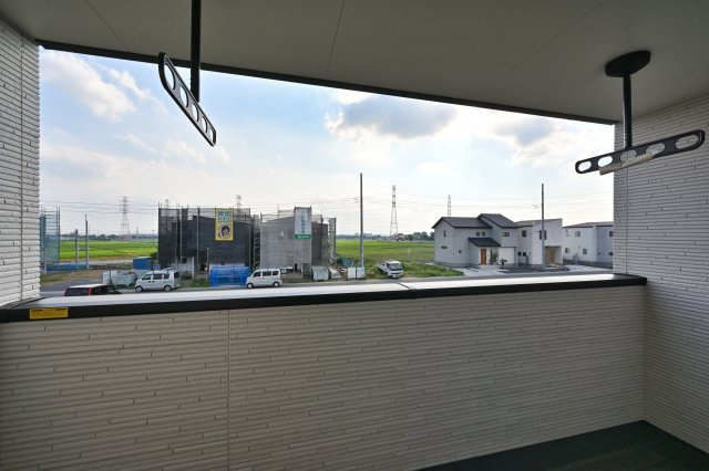 【バルコニー】 | 太田市由良町第2期　ワイウッドコート | バルコニーは屋根付きなので急な雨でも安心です♪