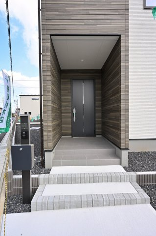 【玄関】 | 太田市由良町第2期　ワイウッドコート | 玄関ポーチは屋根付きで雨の日も濡れずに身支度できます♪