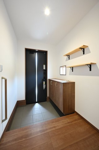 【玄関】 | 太田市由良町第2期　ワイウッドコート | シューズボックス付きで家族みんなの靴を収納できます◎棚付きなのでお洒落な小物を飾っても可愛いですね♪