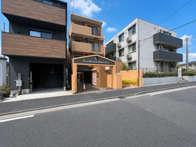 【外観】 | ライオンズマンション菊名第3　菊名駅約14分/リフォーム履歴有/オートロック付 | ◆前面道路も幅員があり車の運転も安心！前面道路は閑静な住宅地。車通りの少ない道路です。お子様にも安心です。
