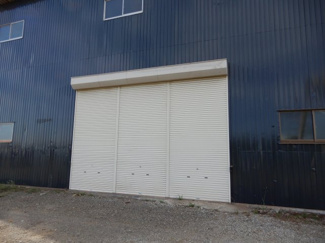 【設備】 | 成田市地蔵原新田工場 | 工場側面手動シャッター