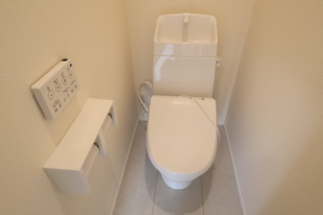 《仲介手数料無料》上尾市中分１丁目18-26新築一戸建てハートフルタウンのトイレ