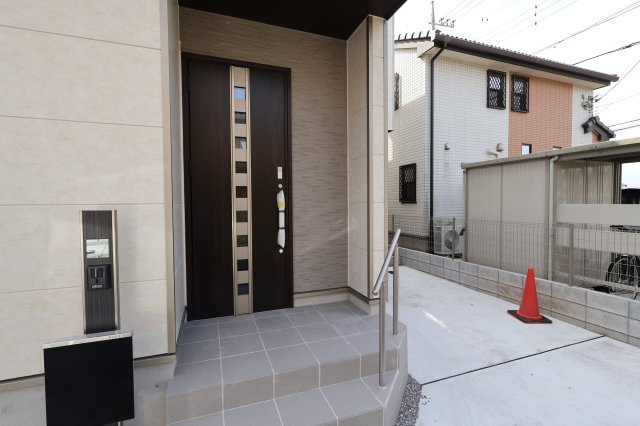 《仲介手数料無料》上尾市中分１丁目18-26新築一戸建てハートフルタウンの玄関