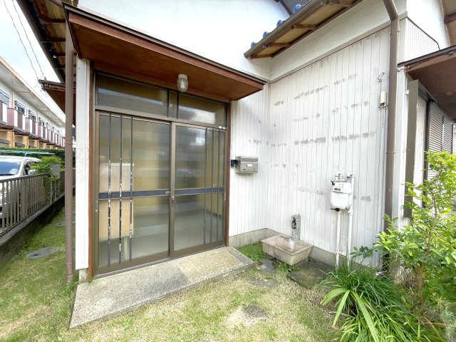 田間江森邸貸家の玄関