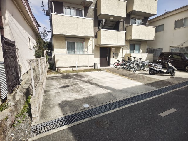 【駐車場】 | ミラブーカ | 駐車場に車を止められます
