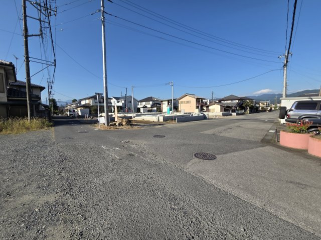 新築　桐生市相生町第19　クレイドルガーデン　4号棟の前面道路含む現地写真|現地写真　南東側接道幅員約9.5ｍ　南西側接道幅員約4ｍ