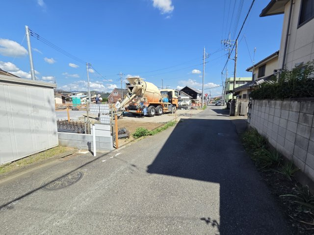 新築　桐生市相生町第19　クレイドルガーデン　6号棟の前面道路含む現地写真|現地写真　南西側接道幅員約4ｍ