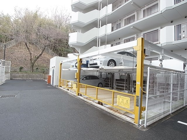 ルモングレース北鈴蘭台の駐車場|敷地内駐車場