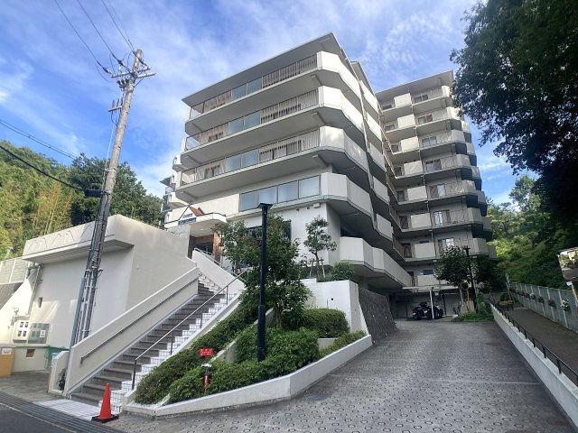 ルモングレース北鈴蘭台の外観|閑静な住環境に佇む分譲マンション