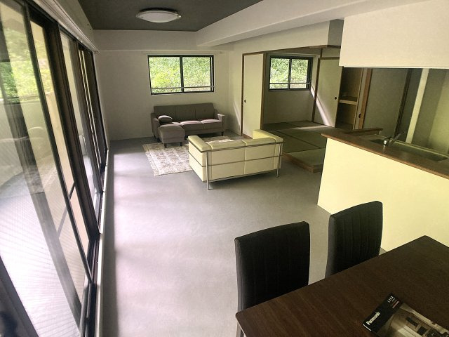 ルモングレース北鈴蘭台の居間・リビング|角部屋で、窓が多いリビングスペース