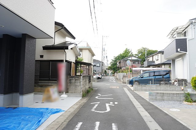 草加市吉町5丁目 新築分譲住宅の前面道路含む現地写真