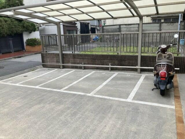 ＫＮハウス五反野　Ａの駐車場|B棟内のバイク駐輪場