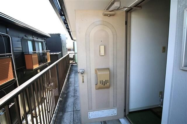 星和ハイツの玄関