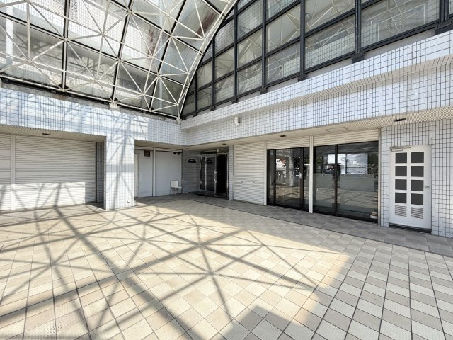ロイヤルハイツつかしんのエントランス