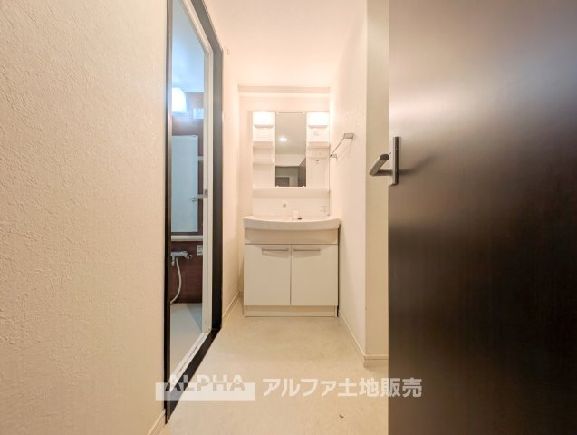 日神パレス立川第2の独立洗面台|【Wash Basin】
◆身支度を整える洗面室◆浴室とは別に洗面・脱衣スペースを確保。朝の身支度から入浴前後の着替えまで、毎日の生活に活躍します。