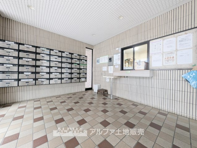 日神パレス立川第2のエントランス|【Entrance】
◆住まいの顔となるエントランス◆毎日の行き帰りや来客を迎える共用スペース。マンション生活の入口として、住まう方を迎えてくれます。