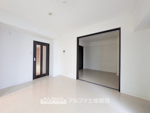 日神パレス立川第2のエントランス|【Entrance】
◆住まいの顔となるエントランス◆毎日の行き帰りや来客を迎える共用スペース。マンション生活の入口として、住まう方を迎えてくれます。