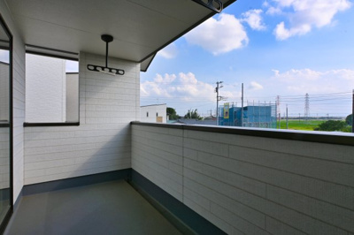 【バルコニー】 | 太田市由良町第2期　ワイウッドコート | バルコニーは屋根付きなので急な雨でも安心です♪