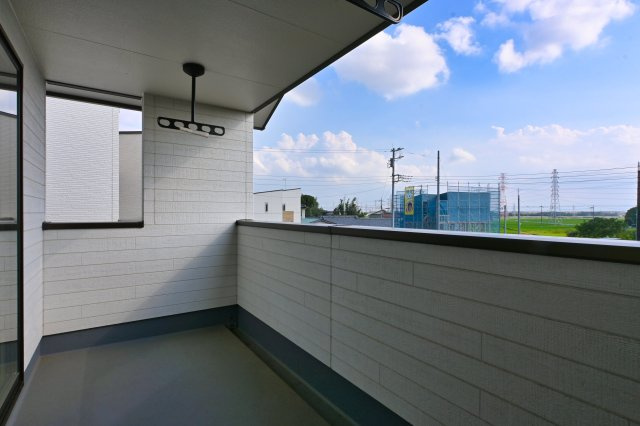 【バルコニー】 | 太田市由良町第2期　ワイウッドコート | バルコニーは屋根付きなので急な雨でも安心です♪