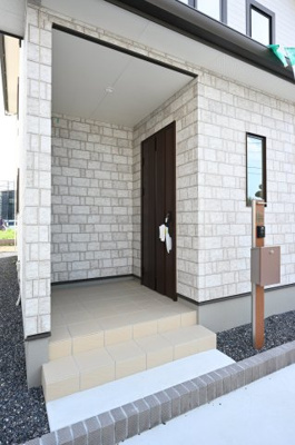 【玄関】 | 太田市由良町第2期　ワイウッドコート | 玄関ポーチは屋根付きで雨の日も濡れずに身支度できます♪