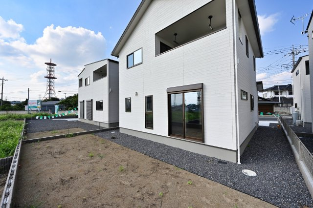【外観】 | 太田市由良町第2期　ワイウッドコート | お庭も広々♪家族みんなでBBQや家庭菜園などを楽しめますね♪
