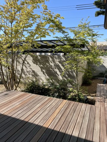 住吉東町一丁目　邸宅の庭|室内から眺めることまで計算された美しい植栽。
四季の移ろいを住まいの中から感じられます。