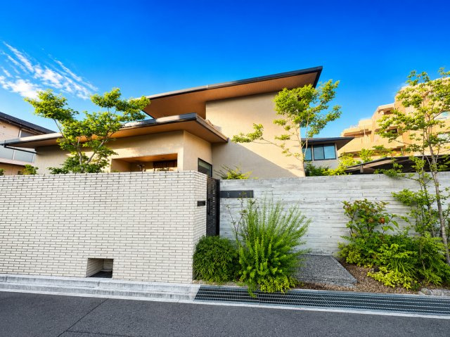 住吉東町一丁目　邸宅の外観|深い軒と美しく整えられた植栽が調和し、道路から一歩奥まった場所に上質な住空間が広がります。