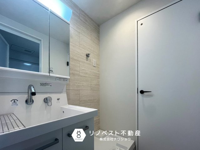 シャルム小阪壱番館の洗面所|三面鏡付き独立洗面台完備♪
玄関入ってすぐなので、帰宅後の手洗いもスムーズ◎