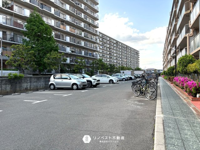 シャルム小阪壱番館の駐車場|広々とした駐車スペースがございます。空き状況はご確認ください。