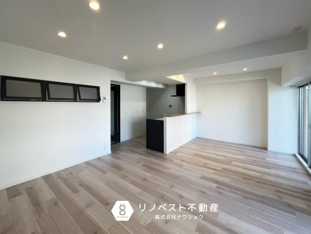 シャルム小阪壱番館の居間・リビング|約16.5帖のLDK♪
バルコニーに面しているので、明るい空間で家族団らんがお楽しみいただけます◎